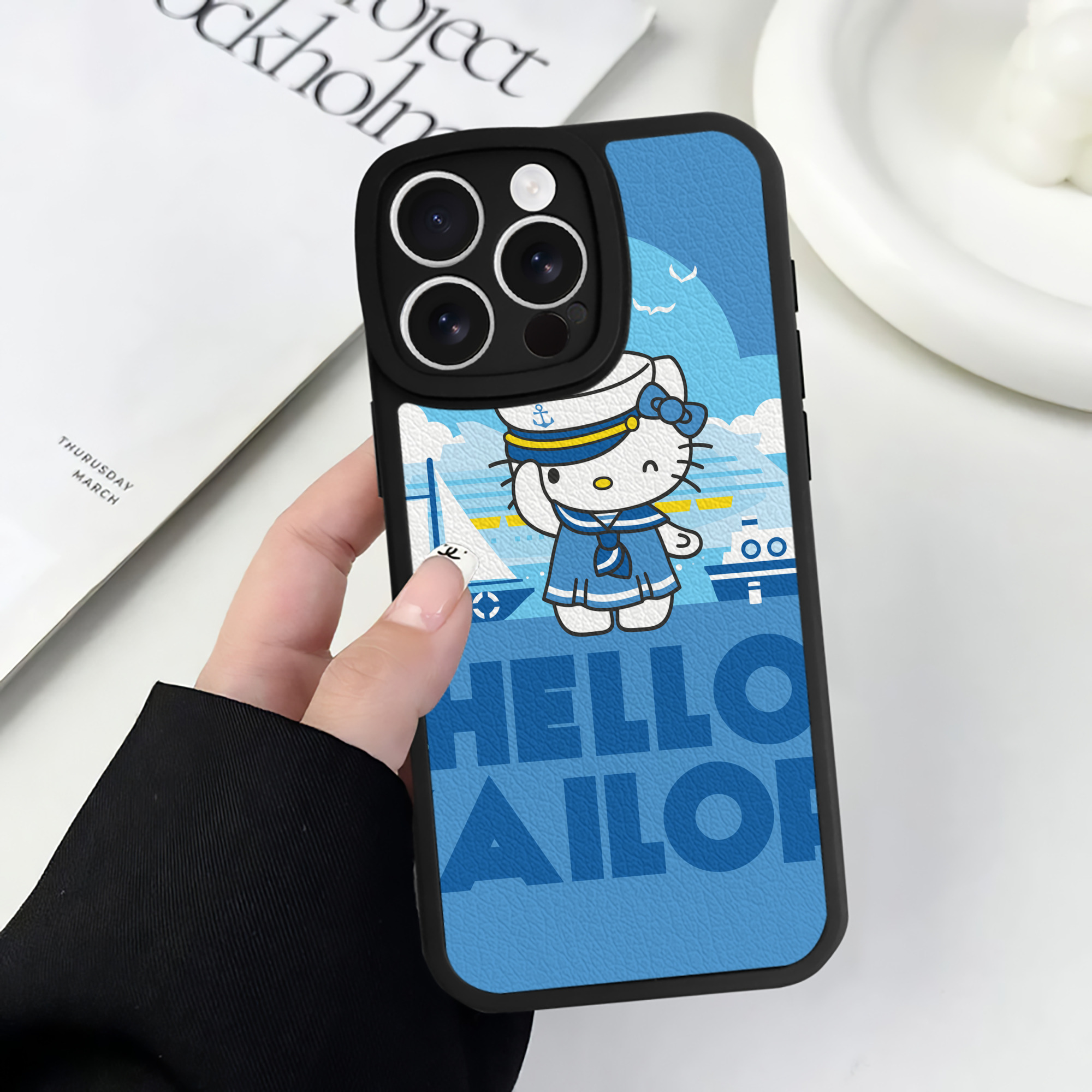 （画像用） Hello Kitty ハローキティ 【iPhone 16シリーズ対応】シリコンスマホケース（レザー調） 材質：シリコン